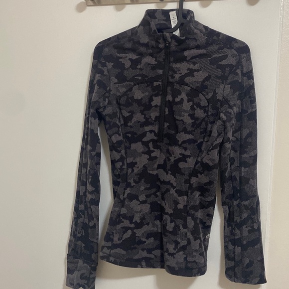 LuLulemon Run Briskly 1/2 Zip - Picture 1 of 2